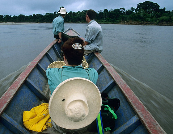 Turisté na ece v peruánská Amazonii. Ilustraní foto.