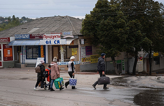 Obyvatelé opou�t�jí ukrajinské m�sto Kupjansk. (27. zá�í 2022)