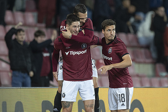 Radost spar�anských fotbalist� v utkání proti Slovácku. Zleva Tomá� �van�ara,...
