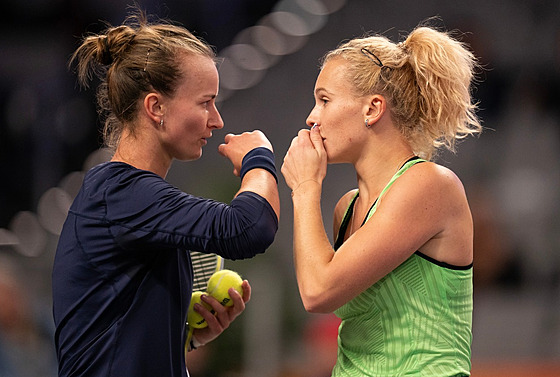 Barbora Krejíková a Kateina Siniaková spolu hovoí bhem posledního zápasu ve...