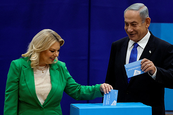 Izraelci znovu volí v parlamentních volbách. Na snímku je expremiér a éf...