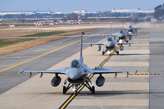 Stíhaky KF-16 na základn v jihokorejském Kunsanu (1. listopadu 2022)