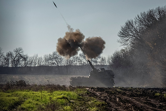 Ukrajintí vojáci pálí ze samohybné houfnice Krab na ruské pozice uprosted...