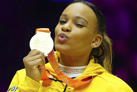 Brazilská gymnastka Rebeca Andradeová se zlatou medaili za triumf ve víceboji.