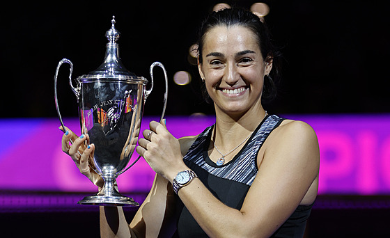 Francouzská tenistka Caroline Garciaová pózuje s trofejí pro vítzku Turnaje...
