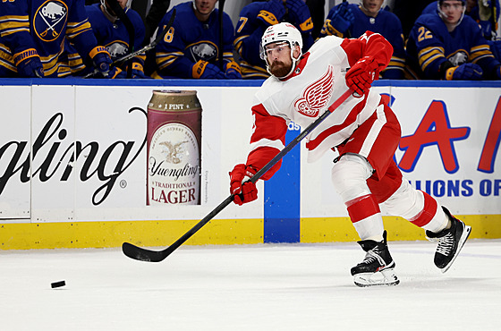 Filip Hronek z Detroit Red Wings pálí v zápase s Buffalo Sabres.