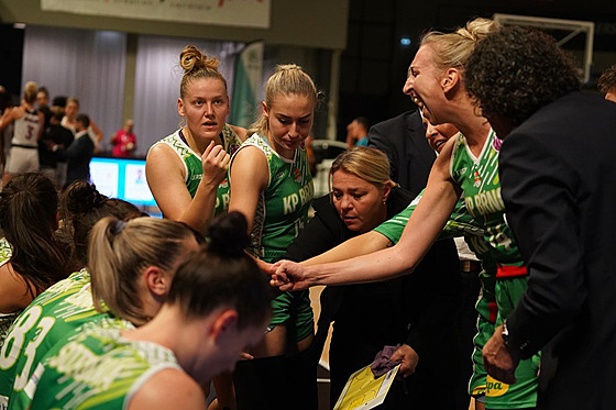 Basketbalistky KP Brno bhem zápasu s Angers.