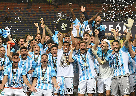 Fotbalisté Racing Clubu slaví zisk argentinského Superpoháru.