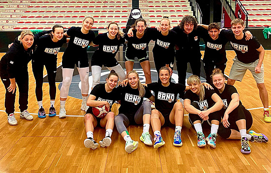 Basketbalistky KP Brno pózují po tréninku v Charleville.