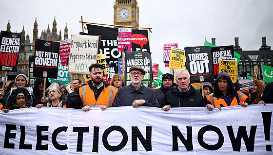 Tisíce lidí v Londýn demonstrovaly za vypsání parlamentních voleb. (5....