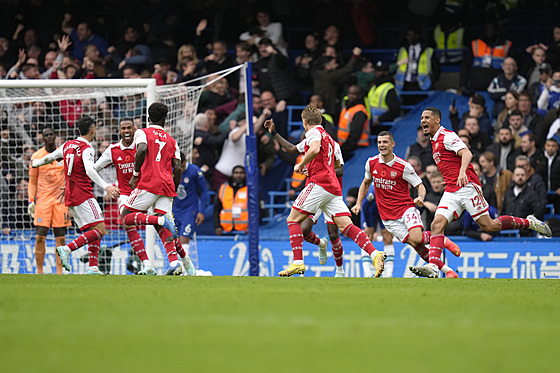 Bukayo Saka z Arsenalu (tetí zleva zády) oslavuje se spoluhrái jediný gól v...