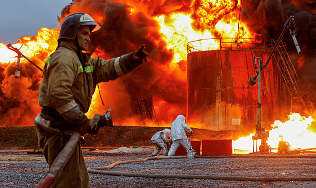 U letiště v ruském Soči hoří sklad s palivem. Požáru předcházely výbuchy
