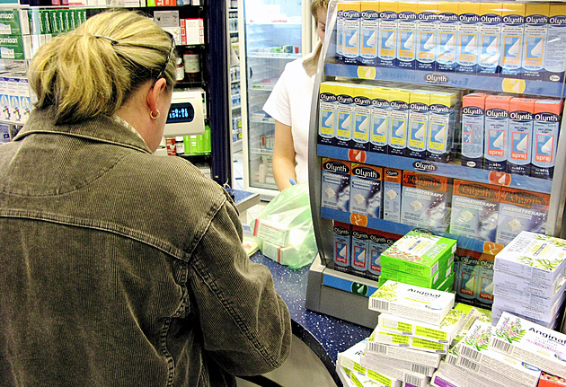 Lékárny nejsou jen prodejnou, léky na předpis na e-shopy nepatří, zlobí se komora