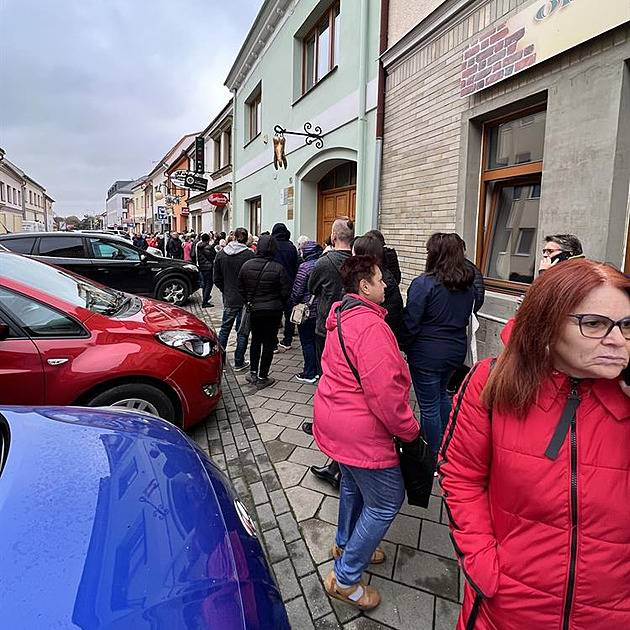 Zmatek v Hustopečích. Ve frontě na zubaře čekaly od rána stovky lidí