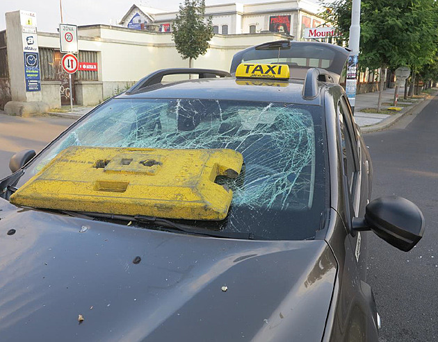 Po hádce muž rozbil taxikáři o hlavu lahev a zdemoloval mu kapotu auta