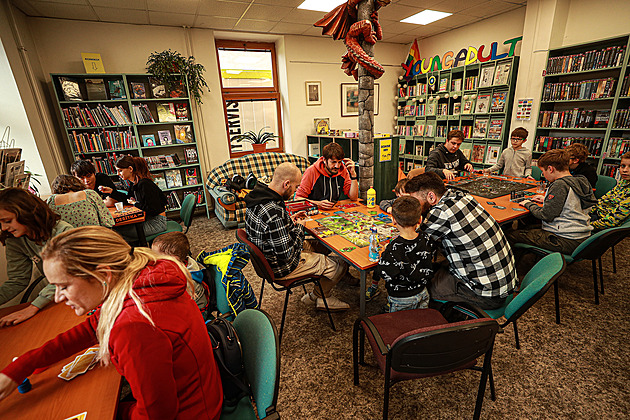 Do Klubu hráčů deskových her v berounské Městské knihovně může přijít každý,...