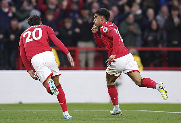 ONLINE: Nottingham hostí Everton, potom velké derby Liverpool - United