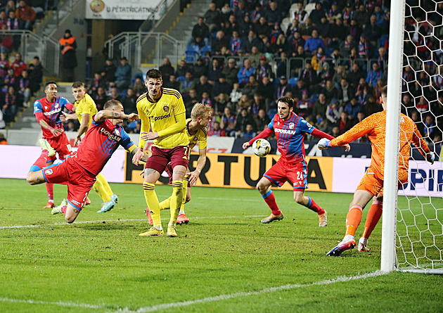 ONLINE: Sparta - Plzeň 0:1, zraněný Čvančara střídá, udeřil Durosinmi