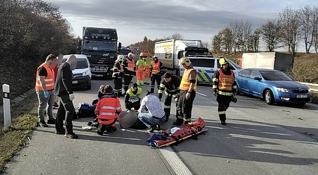 Na D35 u Olomouce srazil chodce náklaďák, do něj ještě nabourala dodávka