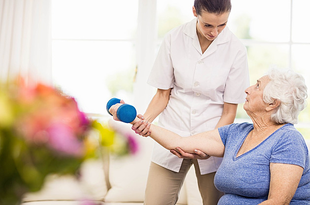 Seniorů ve středních Čechách výrazně přibývá, kraj musí zlepšit sociální péči