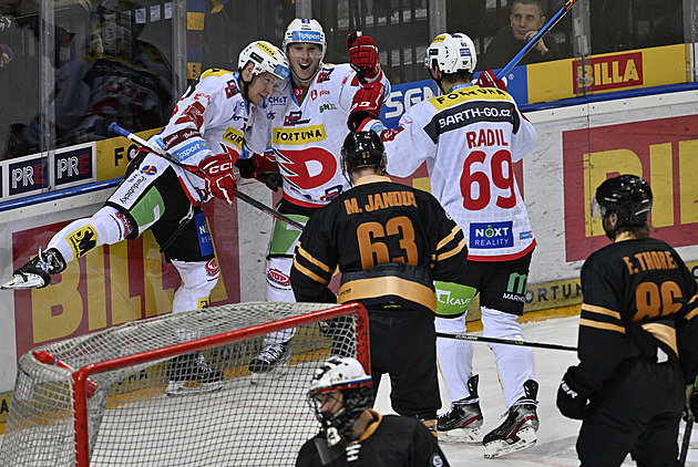 Třinec zničil Kladno, sešup Sparty trvá, vítězná série Komety skončila