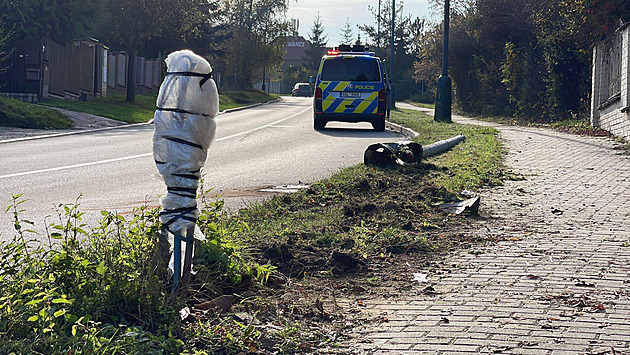 Opilý řidič v Černošicích zdemoloval lampu i kradené auto