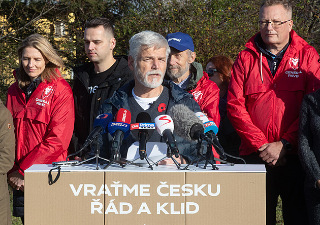 Nasbírali potřebné podpisy. Pavel šel za občany, Hilšer za zákonodárci