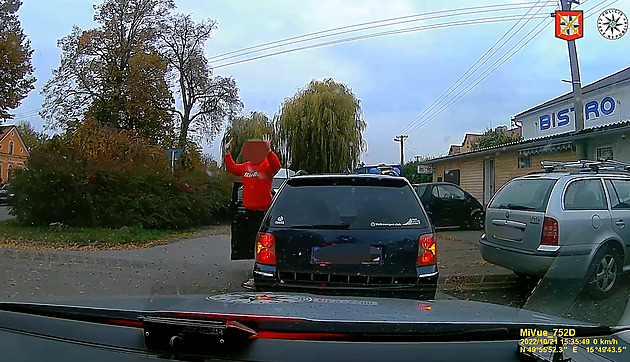 VIDEO: Řidič vzdal honičku po dvou kilometrech, stihl i výstražné blinkry