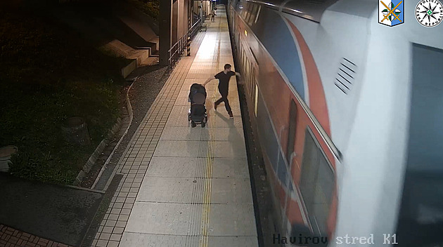 Muž, který kladívkem v Havířově rozbíjel okna vlaku, se přihlásil policii