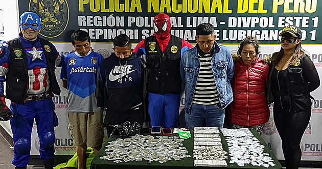Operace Marvel. Peruánští policisté v kostýmech Avengers zatkli dealery drog