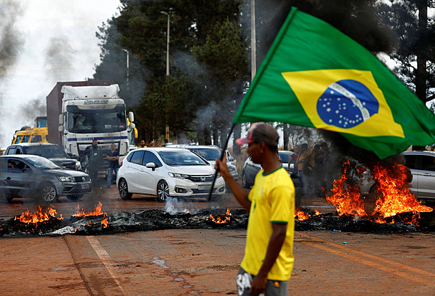 Bolsonarovi příznivci zablokovali silnice, končící prezident nadále mlčí