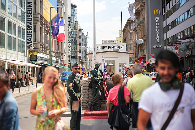 Konec pasti na turisty. V Berlíně chtějí předělat Checkpoint Charlie