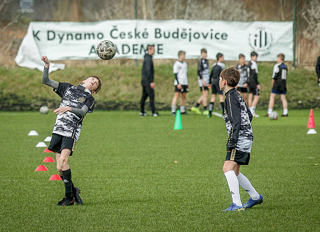 Fotbalov akademie Dynama m zzem v trninkovm arelu Sloit.