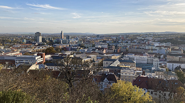 Z altánu na Špilberku je dobrý výhled zejména na Staré Brno, vidět je i...