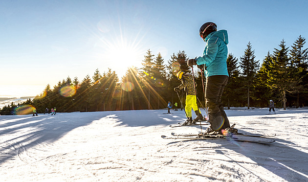 Skiareály zdražují. Lyžaři ušetří na Moravě, na Klínovci zaplatí přes tisícovku