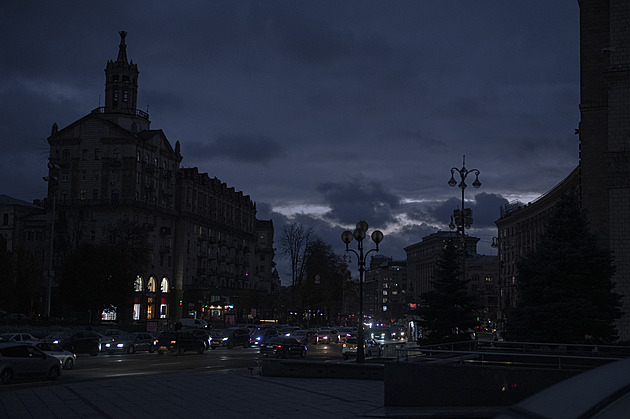 Kyjev nevylučuje scénář úplného blackoutu, občany připravuje na odchod