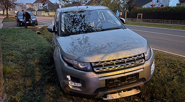 Než policisté zastavili podivně jedoucí auto, řidička nabourala