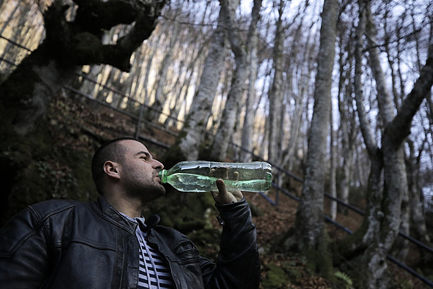 Sklenice nestačí. Mladík z Bosny kvůli onemocnění vypije 27 litrů vody denně