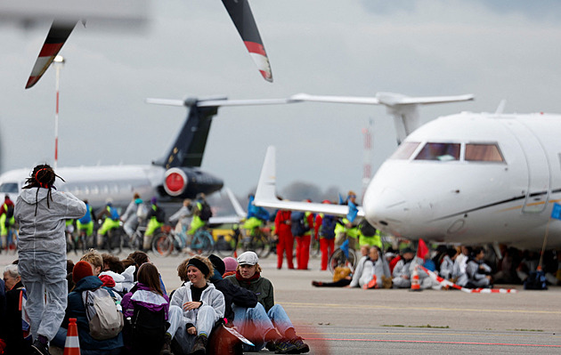 Aktivisté bránili na letišti Schiphol vzletům soukromých letadel, zasáhla policie