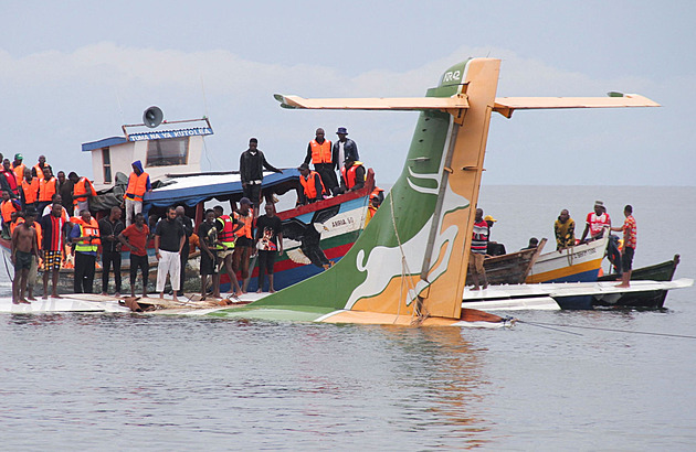 Tanzanské letadlo spadlo do Viktoriina jezera, na místě je 19 mrtvých
