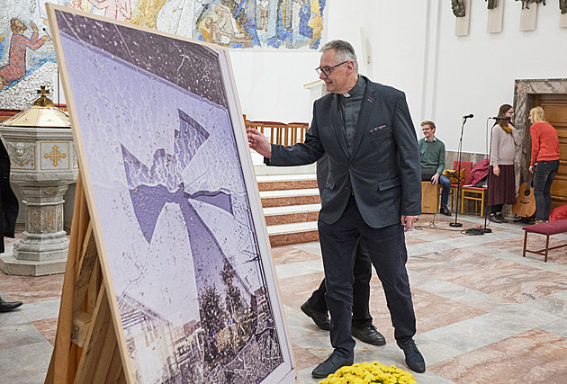 Zlínský farář Kamil Obr posvětil obraz Dalibora Gabriela v kostele sv. Filipa a...