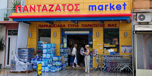 Řecko zavádí košík pro domácnosti. Supermarkety nesmí zdražit nad inflaci
