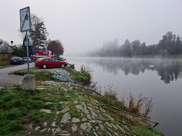 Nezajištěné auto sjelo v Týně nad Vltavou do řeky, řidič stihl vyskočit