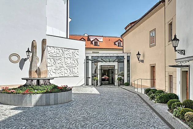 Luxusní hotel na Malé Straně má nového majitele. Německý řetězec nakupoval po letech