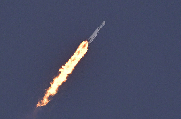 Po třech letech letěla největší funkční raketa SpaceX. Nesla tajnou družici