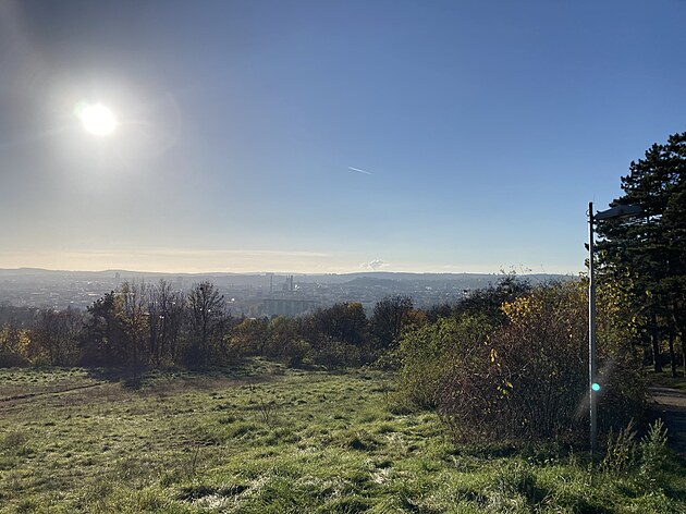 Z vyhlídky nad vinohradskými Akátkami je vidt nejen hrad pilberk, ale i obí...