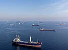 erné moe. Nákladní lod ekají na povolení proplout Bosporem. (31. íjna 2022)
