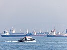 erné moe. Nákladní lod ekají na povolení proplout Bosporem. (31. íjna 2022)