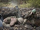 Ukrajintí vojáci pálí z minometu nedaleko Bachmutu (27. íjna 2022)