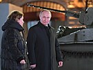 Ruský prezident Vladimir Putin si na Rudém námstí prohlédl výstavu o obran...